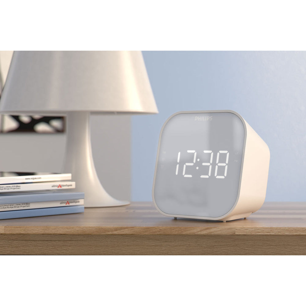 Klockradio med spegel-finish-front. Digital FM-mottagare. USB-utgång för mobil-laddning Philips